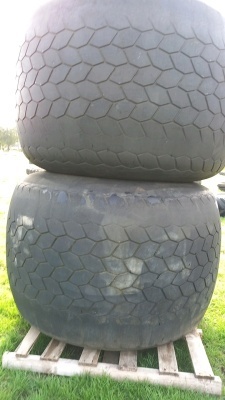 Pair of Firestone flotation tyres 66/44/25 on New Holland rims, genuine take-offs, tubeless