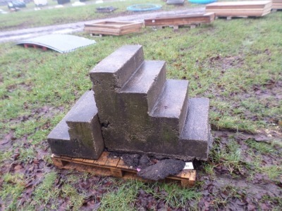 2 x pre-cast concrete steps