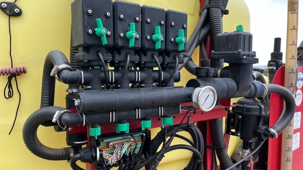 Hardi master 24m mounted sprayer, 1800L tank, c/w clean water tank ...