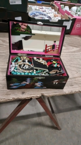 Oriental jewellery box