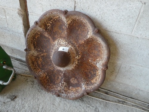 Cast iron scalloped pig trough