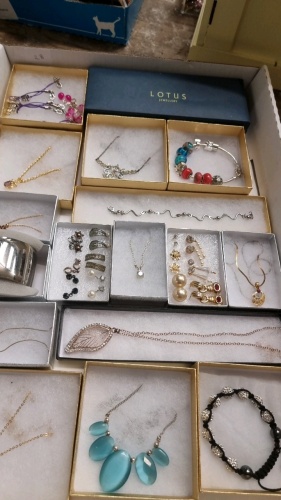Tray of boxed good quality costume jewellery