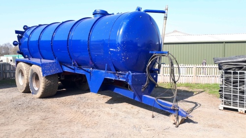 4500 gallon tandem axle slurry tanker c/w hydraulic vacuum pump
