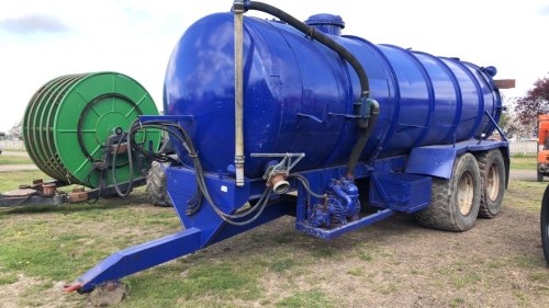 4500 gallon tandem axle slurry tanker c/w hydraulic vacuum pump
