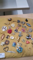 Cushion of 30 assorted brooches