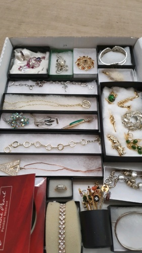 Tray of boxed quality jewellery including pearl pendant necklace