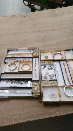 2 trays of boxed quality jewellery