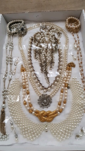 Tray of pearl type jewellery