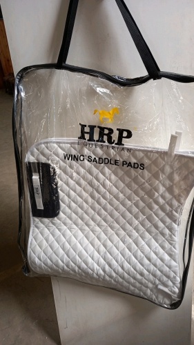 Wing dressage saddle pad