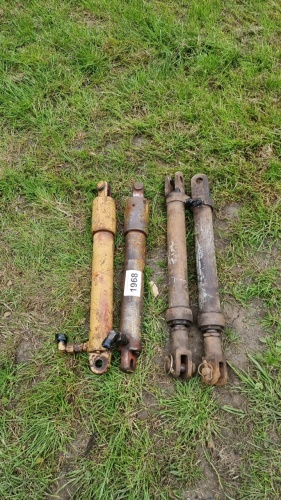 4 x hydraulic rams