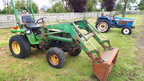 John Deere 755 tractor loader