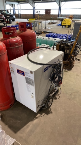 Bullfinch/LB White Premier 170 space heater on wheels, good condition and fully working with 3 full 47kg gas propane tanks