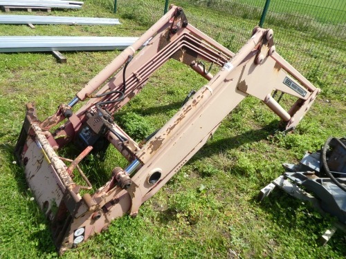 MF 893 loader boom