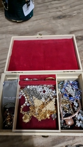 Cream box of jewelery