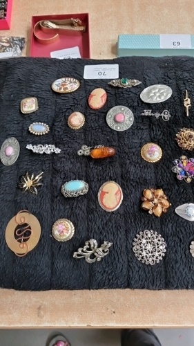 25 Brooches cameo/ Amber/ gem stones