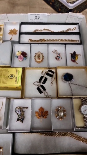 Tray of boxed good quality costume jewellery including a wrist watch