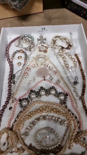 Tray of pearl type jewellery