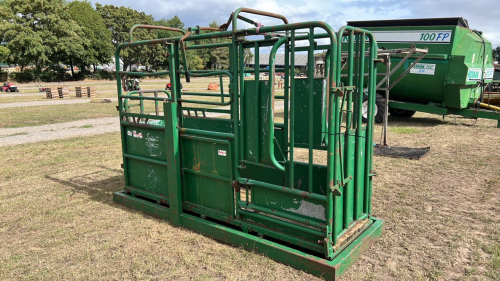 Tubar cattle crush | York Machinery Sale (hedgers, buckets, livestock ...