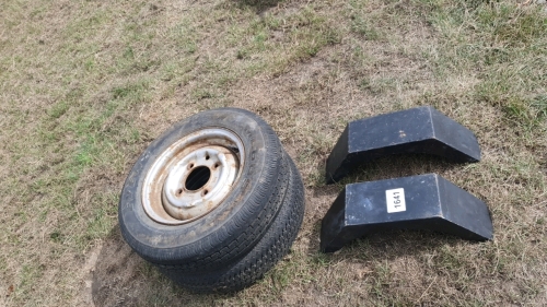 Trailer mudguards and tyres