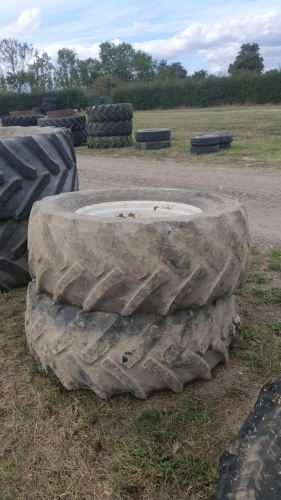 2 x New Holland rims with Continental 480/65/28 tyres