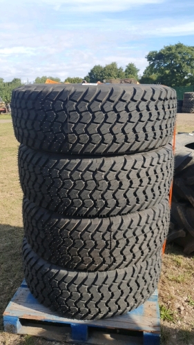 4 x Nero super single tyres 400/60/22.5