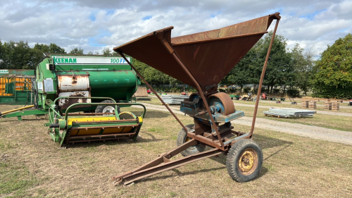 Mobile PTO driven roller mill
