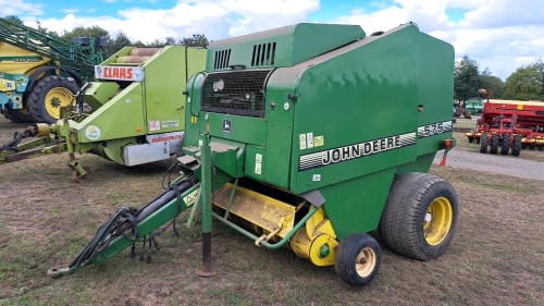 John Deere 575 round baler