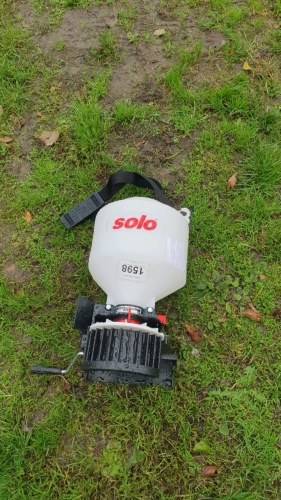Solo portable seed spreader, as new
