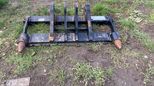Pin and cone headstock to fit JCB TM320