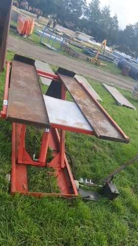 Hydraulic rise and fall work bench platform, suit ride on mower/quad, adjustable ramps