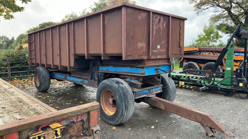 Tipping trailer with dolly