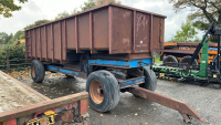 Tipping trailer with dolly