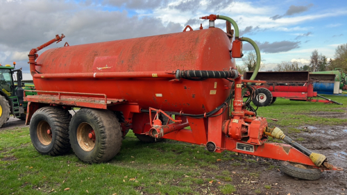 Star 2500 gallon tandem axle tanker on float tyres with rain gun