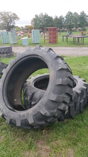 Pair of new 19.5/32.5 tyres