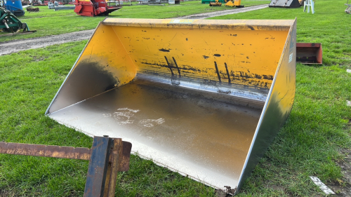 Grain bucket to fit Manitou, only used for grain