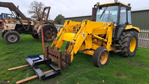 Ford 3000 tractor with loader, forward and reverse shuttle, pin and cone headstock with bale spike and pallet tines, ex local authority