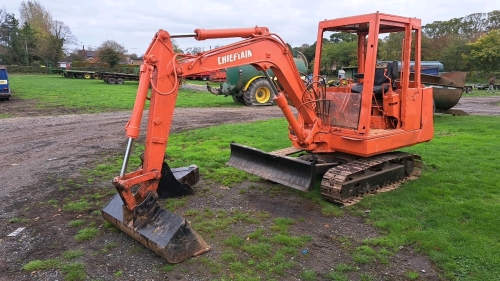 Chieftain 3T excavator, metal tracks, Isuzu engine, 3 x buckets, working order