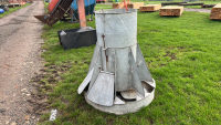Round pig feeder