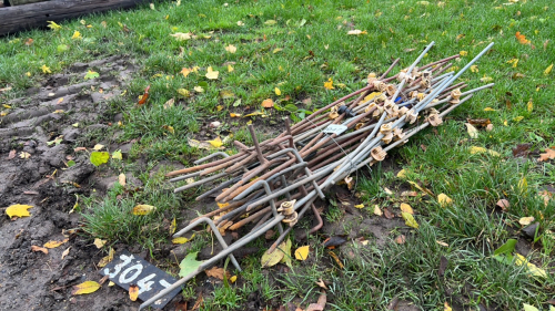 25 x electric fence posts with insulators