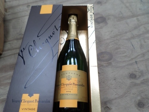 Rare VCP 2004 bottle of vintage brut champagne, boxed. Veuve Clicquot Ponsardin sealed. 750ml 12\% vol