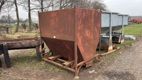 Feed hopper, fits pallet tines