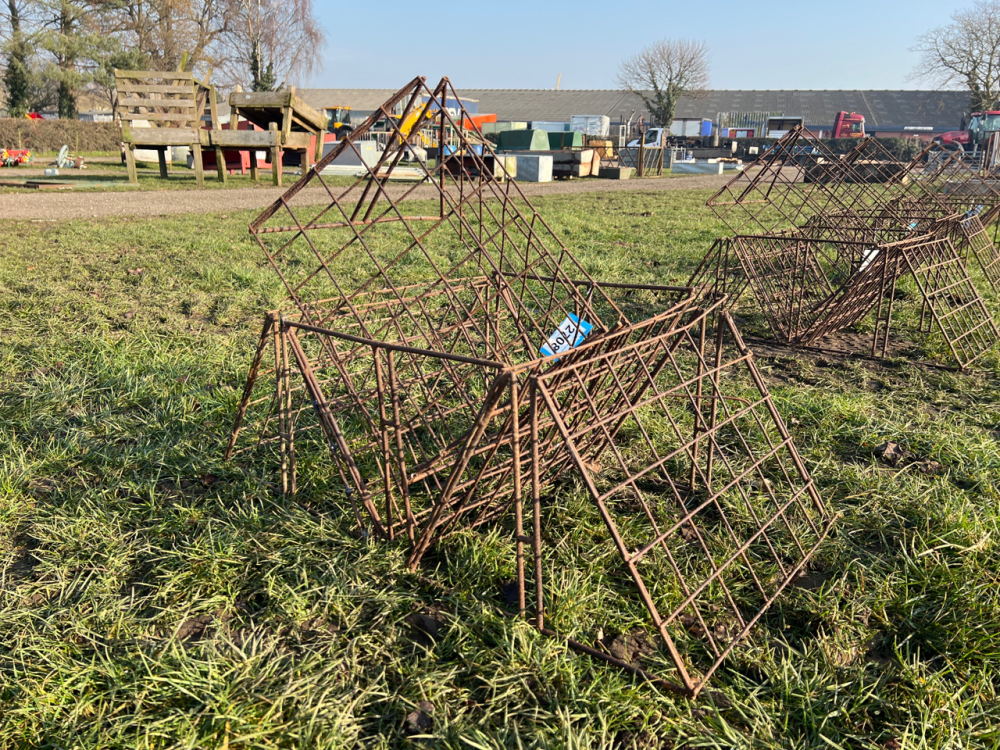 4 x double sided sheep pen hay baskets York Machinery Sale (hedgers