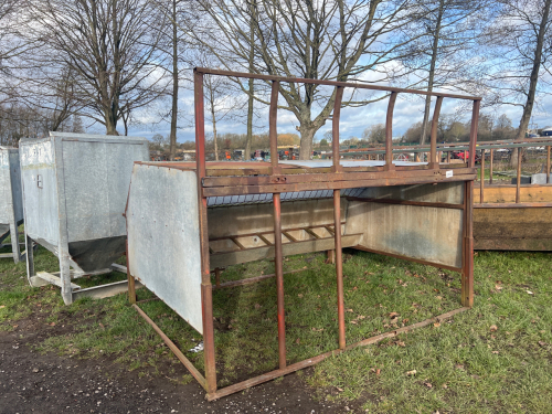 Cattle calf creep feeder