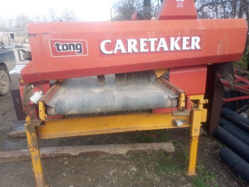 Tong 5ft potato over-sizer c/w 3ph motor, agitator, cross conveyor, adjustable chutes and 6 screens.