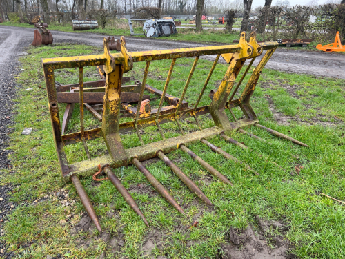 Muck fork 2m wide with Sambron brackets