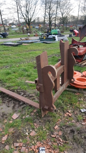 Heavy duty JCB 3CX pallet forks