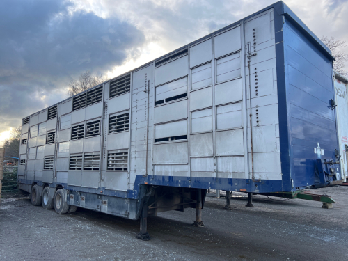 Pezzaioli 44ft 3-deck split lift livestock trailer c/w controls for decks. Does require some internal welding. Farmer owned for last 5 years, 2004. MOT to 30/6/23