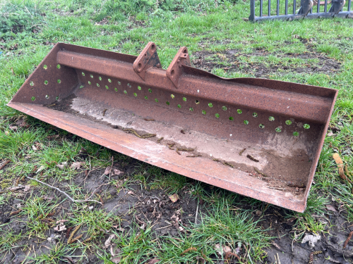 Digger dyking bucket