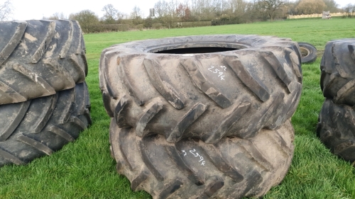 Pair of tyres 710/70/38