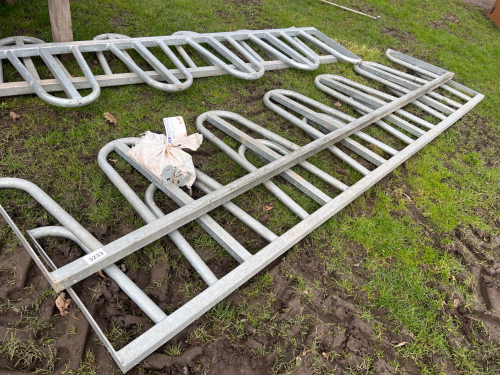 2x 15ft tombstone feed barriers with fixing brackets, unused